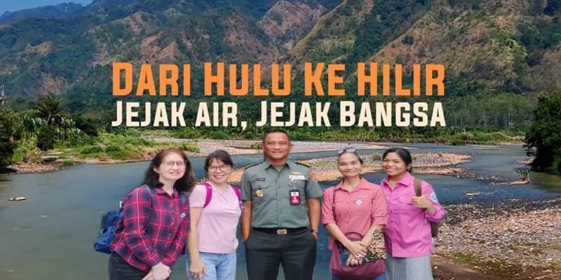 Foto: Sejumlah peserta Ekspedisi Cicatih Elpala SMA Negeri 68 Jakarta berfoto bersama di kawasan hulu sungai dengan latar perbukitan. Ekspedisi yang melibatkan alumni dan anggota aktif Elpala tersebut menjadi bagian dari perjalanan mengenal alam sekaligus menanamkan nilai cinta tanah air, kepedulian lingkungan, dan semangat bela negara kepada generasi muda. Pemutaran perdana film dokumenter perjalanan tersebut digelar di SMA Negeri 68 Jakarta.
