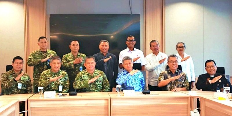 Foto: Jajaran Dinas Pembinaan Mental dan Ideologi TNI Angkatan Udara (Disbintalau) bersama perwakilan Konferensi Waligereja Indonesia (KWI) berfoto bersama seusai audiensi di Kantor KWI, Jakarta, Kamis (3/9/2026).