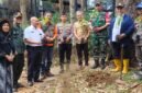Foto: Perum Perhutani KPH Bandung Utara bersama pengelola wisata Dusun Bambu dan sejumlah pemangku kepentingan melakukan penanaman pohon di kawasan wisata Dusun Bambu, Desa Kertawangi, Kecamatan Cisarua, Kabupaten Bandung Barat.