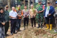Foto: Perum Perhutani KPH Bandung Utara bersama pengelola wisata Dusun Bambu dan sejumlah pemangku kepentingan melakukan penanaman pohon di kawasan wisata Dusun Bambu, Desa Kertawangi, Kecamatan Cisarua, Kabupaten Bandung Barat.