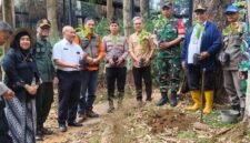 Foto: Perum Perhutani KPH Bandung Utara bersama pengelola wisata Dusun Bambu dan sejumlah pemangku kepentingan melakukan penanaman pohon di kawasan wisata Dusun Bambu, Desa Kertawangi, Kecamatan Cisarua, Kabupaten Bandung Barat.