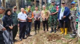 Foto: Perum Perhutani KPH Bandung Utara bersama pengelola wisata Dusun Bambu dan sejumlah pemangku kepentingan melakukan penanaman pohon di kawasan wisata Dusun Bambu, Desa Kertawangi, Kecamatan Cisarua, Kabupaten Bandung Barat.