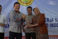 Foto: Sejumlah pejabat dan perwakilan terkait berfoto bersama usai peresmian kerja sama strategis antara PT Japfa Comfeed Indonesia Tbk (JAPFA) dan Koperasi Produsen Usaha Lembaga Pemberdayaan Ekonomi Rakyat (LPER) di Kabupaten Gunungkidul, Daerah Istimewa Yogyakarta, Jumat (4/9/2026).