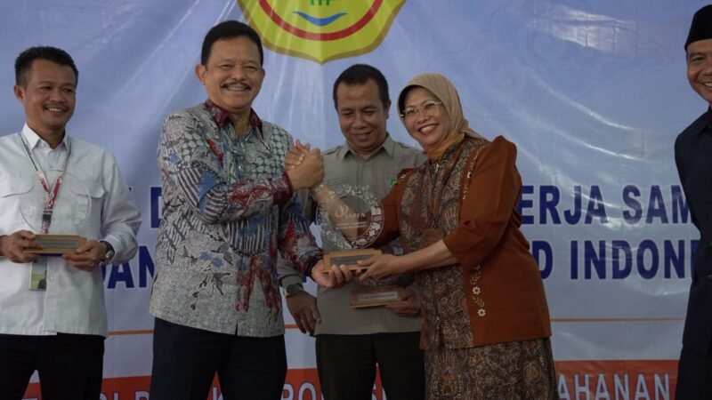 Foto: Sejumlah pejabat dan perwakilan terkait berfoto bersama usai peresmian kerja sama strategis antara PT Japfa Comfeed Indonesia Tbk (JAPFA) dan Koperasi Produsen Usaha Lembaga Pemberdayaan Ekonomi Rakyat (LPER) di Kabupaten Gunungkidul, Daerah Istimewa Yogyakarta, Jumat (4/9/2026).
