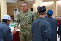 Foto: Danrem 081/DSJ Kolonel Arm Untoro Hariyanto berjabat tangan dengan salah seorang anak Pondok Tahfidz Quran Al Jaliil saat kegiatan makan siang bersama di Aula Jenderal Sudirman, Makorem 081/DSJ, Kota Madiun, Jumat (4/9/2026).