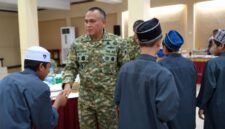 Foto: Danrem 081/DSJ Kolonel Arm Untoro Hariyanto berjabat tangan dengan salah seorang anak Pondok Tahfidz Quran Al Jaliil saat kegiatan makan siang bersama di Aula Jenderal Sudirman, Makorem 081/DSJ, Kota Madiun, Jumat (4/9/2026).