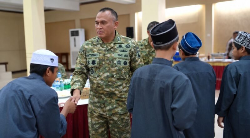 Foto: Danrem 081/DSJ Kolonel Arm Untoro Hariyanto berjabat tangan dengan salah seorang anak Pondok Tahfidz Quran Al Jaliil saat kegiatan makan siang bersama di Aula Jenderal Sudirman, Makorem 081/DSJ, Kota Madiun, Jumat (4/9/2026).