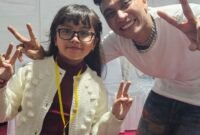 Nama Shelyn Adlyani Hendroharto mulai mencuri perhatian berkat kepiawaiannya bermain drum di usia yang masih sangat muda. Meski baru duduk di bangku kelas 3 SD, bocah asal Papua ini sudah mampu memainkan sejumlah lagu populer dengan penuh percaya diri.