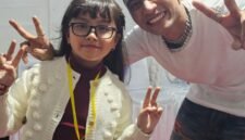 Nama Shelyn Adlyani Hendroharto mulai mencuri perhatian berkat kepiawaiannya bermain drum di usia yang masih sangat muda. Meski baru duduk di bangku kelas 3 SD, bocah asal Papua ini sudah mampu memainkan sejumlah lagu populer dengan penuh percaya diri.