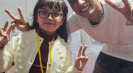 Nama Shelyn Adlyani Hendroharto mulai mencuri perhatian berkat kepiawaiannya bermain drum di usia yang masih sangat muda. Meski baru duduk di bangku kelas 3 SD, bocah asal Papua ini sudah mampu memainkan sejumlah lagu populer dengan penuh percaya diri.