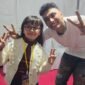 Nama Shelyn Adlyani Hendroharto mulai mencuri perhatian berkat kepiawaiannya bermain drum di usia yang masih sangat muda. Meski baru duduk di bangku kelas 3 SD, bocah asal Papua ini sudah mampu memainkan sejumlah lagu populer dengan penuh percaya diri.