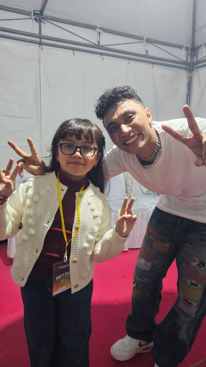 Nama Shelyn Adlyani Hendroharto mulai mencuri perhatian berkat kepiawaiannya bermain drum di usia yang masih sangat muda. Meski baru duduk di bangku kelas 3 SD, bocah asal Papua ini sudah mampu memainkan sejumlah lagu populer dengan penuh percaya diri.