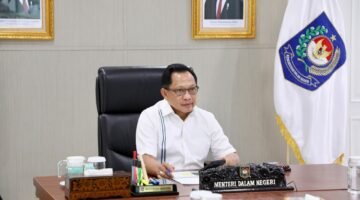 Menteri Dalam Negeri (Mendagri) Muhammad Tito Karnavian mengimbau pemerintah daerah (Pemda) di wilayah yang terdampak sebaran abu erupsi Gunung Anak Krakatau untuk meningkatkan kewaspadaan. Pemda diminta terus memantau perkembangan situasi dan menyesuaikan layanan publik dengan kondisi daerah masing-masing.