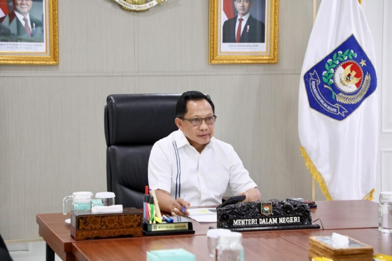 Menteri Dalam Negeri (Mendagri) Muhammad Tito Karnavian mengimbau pemerintah daerah (Pemda) di wilayah yang terdampak sebaran abu erupsi Gunung Anak Krakatau untuk meningkatkan kewaspadaan. Pemda diminta terus memantau perkembangan situasi dan menyesuaikan layanan publik dengan kondisi daerah masing-masing.