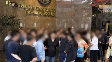 Menteri Imigrasi dan Pemasyarakatan (Imipas) Agus Andrianto menemui 46 Pekerja Migran Indonesia (PMI) yang tengah menjalani proses keimigrasian di Depot Tahanan Imigrasi (DTI) Semenyih, Selangor, Malaysia, Senin (7/9).