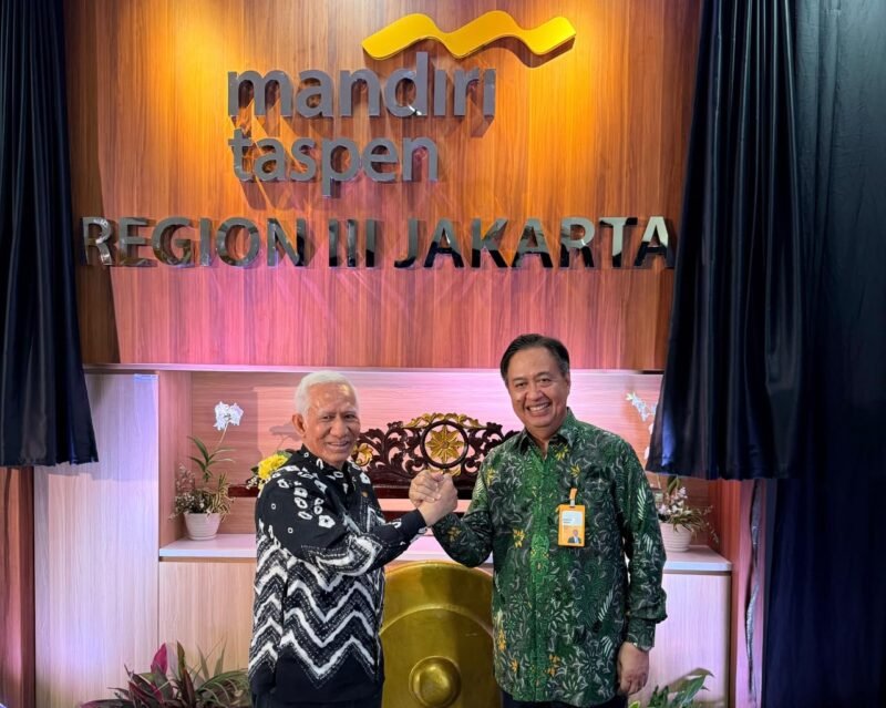 Foto: Direktur Utama PT Bank Mandiri Taspen Panji Irawan berfoto bersama jajaran manajemen dalam rangkaian acara Go-Live Regional Chief Executive Officer (RCEO) bertajuk “Empowering Region, Accelerating Growth” di Jakarta, Rabu (9/9/2026).