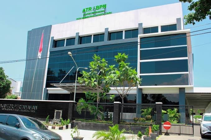 Foto: Gedung Kantor Pertanahan (Kantah) Kota Administrasi Jakarta Utara, terlihat dari sisi depan, Selasa (15/9/2026). Di tengah polemik dugaan pemblokiran nomor WhatsApp sejumlah wartawan oleh pejabat Kantah Jakarta Utara, pihak BPN menegaskan komunikasi dengan insan pers tetap terbuka melalui jalur resmi kehumasan