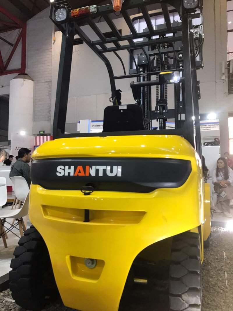 Foto: Unit forklift merek Shantui dipamerkan dalam gelaran Mining Expo 2026 di Jakarta International Expo (JIExpo) Kemayoran, Jakarta, Selasa (15/9/2026).