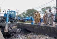 Foto: Wali Kota Administrasi Jakarta Timur Munjirin bersama jajaran meninjau proses Grebek Lumpur di PHB Cacing, Cakung Barat, Jakarta Timur.