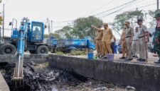 Foto: Wali Kota Administrasi Jakarta Timur Munjirin bersama jajaran meninjau proses Grebek Lumpur di PHB Cacing, Cakung Barat, Jakarta Timur.