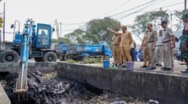 Foto: Wali Kota Administrasi Jakarta Timur Munjirin bersama jajaran meninjau proses Grebek Lumpur di PHB Cacing, Cakung Barat, Jakarta Timur.
