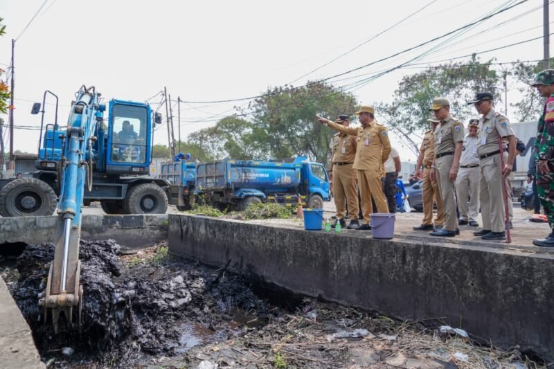 Foto: Wali Kota Administrasi Jakarta Timur Munjirin bersama jajaran meninjau proses Grebek Lumpur di PHB Cacing, Cakung Barat, Jakarta Timur.