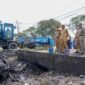 Foto: Wali Kota Administrasi Jakarta Timur Munjirin bersama jajaran meninjau proses Grebek Lumpur di PHB Cacing, Cakung Barat, Jakarta Timur.