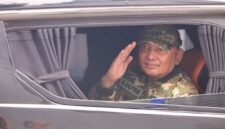Menteri Pertahanan (Menhan) RI Sjafrie Sjamsoeddin meninjau kapal Japan Maritime Self-Defense Force (JMSDF) JS Kunisaki beserta tiga helikopter CH-47 Chinook di Mempawah, Kalimantan Barat, Rabu (16/9).