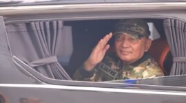 Menteri Pertahanan (Menhan) RI Sjafrie Sjamsoeddin meninjau kapal Japan Maritime Self-Defense Force (JMSDF) JS Kunisaki beserta tiga helikopter CH-47 Chinook di Mempawah, Kalimantan Barat, Rabu (16/9).