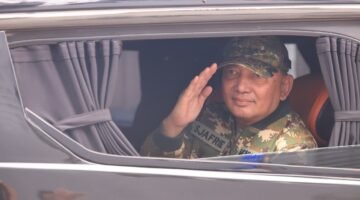 Menteri Pertahanan (Menhan) RI Sjafrie Sjamsoeddin meninjau kapal Japan Maritime Self-Defense Force (JMSDF) JS Kunisaki beserta tiga helikopter CH-47 Chinook di Mempawah, Kalimantan Barat, Rabu (16/9).