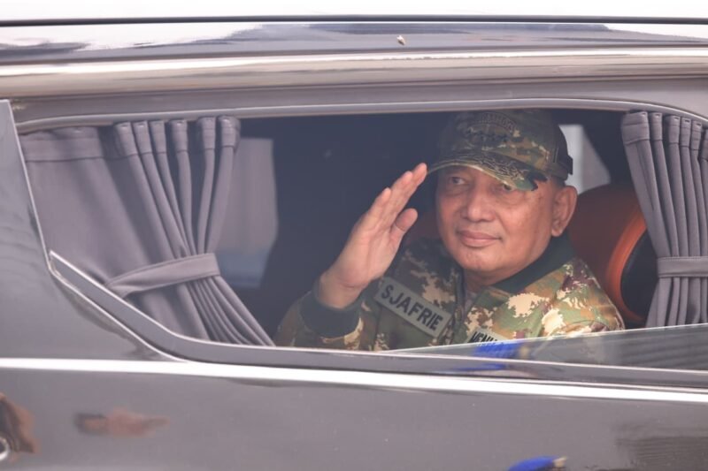 Menteri Pertahanan (Menhan) RI Sjafrie Sjamsoeddin meninjau kapal Japan Maritime Self-Defense Force (JMSDF) JS Kunisaki beserta tiga helikopter CH-47 Chinook di Mempawah, Kalimantan Barat, Rabu (16/9).
