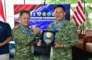 Foto; Komandan Komando Daerah Angkatan Laut (Dankodaeral) IV Laksamana Muda TNI Berkat Widjanarko menerima cendera mata berupa plakat dari Laksdya TNI Agus Hariadi dalam kegiatan Diskusi Strategis Keamanan Laut Tahun 2026 di Walking Drum Ancol, Jakarta Utara, Rabu (16/9/2026).