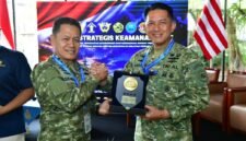 Foto; Komandan Komando Daerah Angkatan Laut (Dankodaeral) IV Laksamana Muda TNI Berkat Widjanarko menerima cendera mata berupa plakat dari Laksdya TNI Agus Hariadi dalam kegiatan Diskusi Strategis Keamanan Laut Tahun 2026 di Walking Drum Ancol, Jakarta Utara, Rabu (16/9/2026).