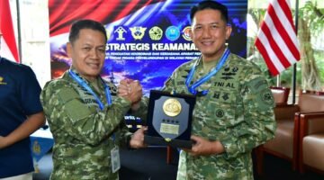 Foto; Komandan Komando Daerah Angkatan Laut (Dankodaeral) IV Laksamana Muda TNI Berkat Widjanarko menerima cendera mata berupa plakat dari Laksdya TNI Agus Hariadi dalam kegiatan Diskusi Strategis Keamanan Laut Tahun 2026 di Walking Drum Ancol, Jakarta Utara, Rabu (16/9/2026).