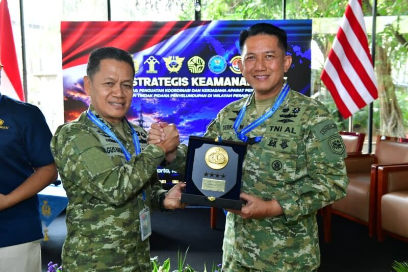 Foto; Komandan Komando Daerah Angkatan Laut (Dankodaeral) IV Laksamana Muda TNI Berkat Widjanarko menerima cendera mata berupa plakat dari Laksdya TNI Agus Hariadi dalam kegiatan Diskusi Strategis Keamanan Laut Tahun 2026 di Walking Drum Ancol, Jakarta Utara, Rabu (16/9/2026).