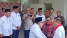 Foto: Ketua Umum Palang Merah Indonesia (PMI) Jusuf Kalla (JK) berbincang bersama jajaran pengurus PMI usai meresmikan gedung baru Markas PMI DKI Jakarta dan Unit Donor Darah (UDD) PMI di Jalan Kramat Raya, Jakarta Pusat, Kamis (17/9/2026).