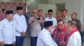 Foto: Ketua Umum Palang Merah Indonesia (PMI) Jusuf Kalla (JK) berbincang bersama jajaran pengurus PMI usai meresmikan gedung baru Markas PMI DKI Jakarta dan Unit Donor Darah (UDD) PMI di Jalan Kramat Raya, Jakarta Pusat, Kamis (17/9/2026).