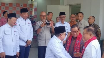 Foto: Ketua Umum Palang Merah Indonesia (PMI) Jusuf Kalla (JK) berbincang bersama jajaran pengurus PMI usai meresmikan gedung baru Markas PMI DKI Jakarta dan Unit Donor Darah (UDD) PMI di Jalan Kramat Raya, Jakarta Pusat, Kamis (17/9/2026).
