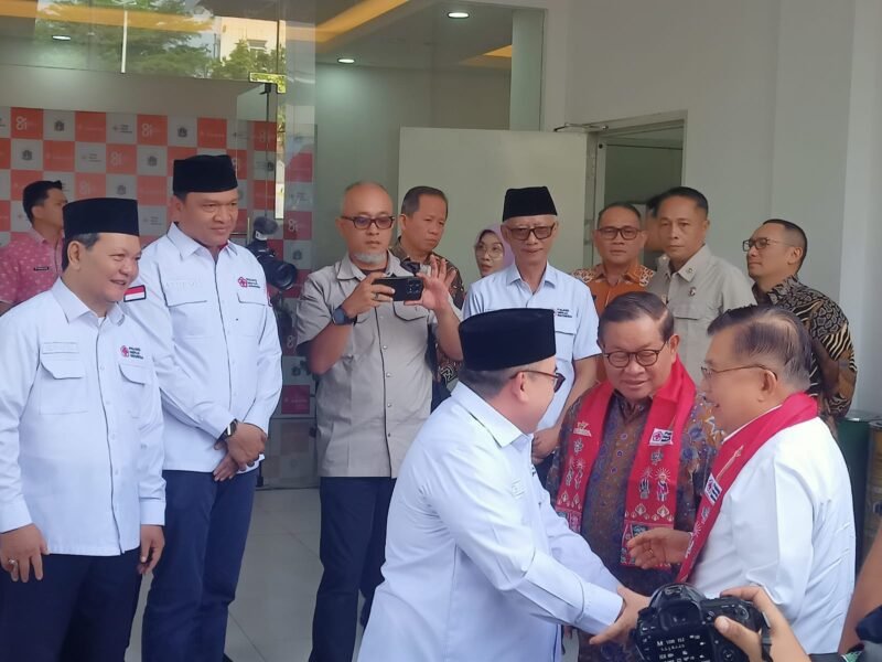 Foto: Ketua Umum Palang Merah Indonesia (PMI) Jusuf Kalla (JK) berbincang bersama jajaran pengurus PMI usai meresmikan gedung baru Markas PMI DKI Jakarta dan Unit Donor Darah (UDD) PMI di Jalan Kramat Raya, Jakarta Pusat, Kamis (17/9/2026).