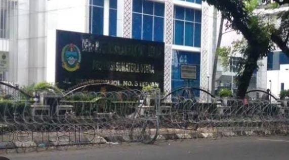 Foto: Gedung DPRD Sumatera Utara tampak dari luar di tengah mencuatnya polemik seleksi calon anggota Komisi Penyiaran Indonesia Daerah (KPID) Sumut periode 2026–2029.