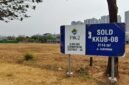 Foto: Sebuah lahan di kawasan Pantai Indah Kapuk (PIK) 2 terlihat telah memiliki penanda kavling komersial. Papan informasi tersebut mencantumkan Kavling Commercial District-16 dengan status “SOLD”, kode KKUB-08 dan luas lahan 2.114 meter persegi.