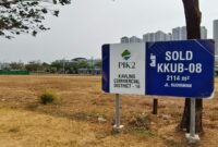 Foto: Sebuah lahan di kawasan Pantai Indah Kapuk (PIK) 2 terlihat telah memiliki penanda kavling komersial. Papan informasi tersebut mencantumkan Kavling Commercial District-16 dengan status “SOLD”, kode KKUB-08 dan luas lahan 2.114 meter persegi.