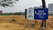 Foto: Sebuah lahan di kawasan Pantai Indah Kapuk (PIK) 2 terlihat telah memiliki penanda kavling komersial. Papan informasi tersebut mencantumkan Kavling Commercial District-16 dengan status “SOLD”, kode KKUB-08 dan luas lahan 2.114 meter persegi.