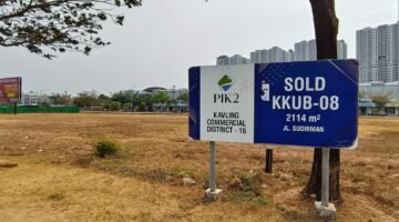 Foto: Sebuah lahan di kawasan Pantai Indah Kapuk (PIK) 2 terlihat telah memiliki penanda kavling komersial. Papan informasi tersebut mencantumkan Kavling Commercial District-16 dengan status “SOLD”, kode KKUB-08 dan luas lahan 2.114 meter persegi.
