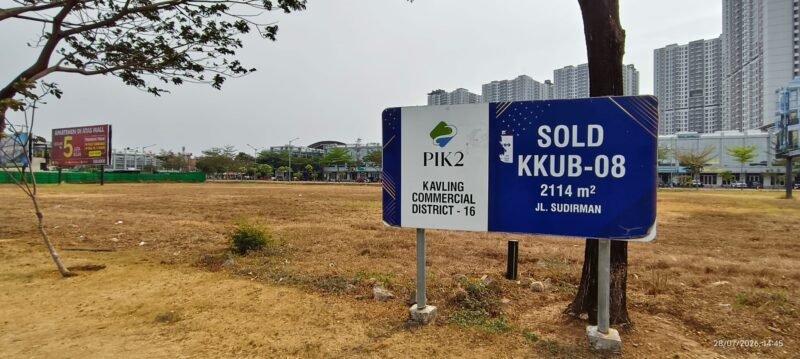 Foto: Sebuah lahan di kawasan Pantai Indah Kapuk (PIK) 2 terlihat telah memiliki penanda kavling komersial. Papan informasi tersebut mencantumkan Kavling Commercial District-16 dengan status “SOLD”, kode KKUB-08 dan luas lahan 2.114 meter persegi.