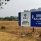 Foto: Sebuah lahan di kawasan Pantai Indah Kapuk (PIK) 2 terlihat telah memiliki penanda kavling komersial. Papan informasi tersebut mencantumkan Kavling Commercial District-16 dengan status “SOLD”, kode KKUB-08 dan luas lahan 2.114 meter persegi.