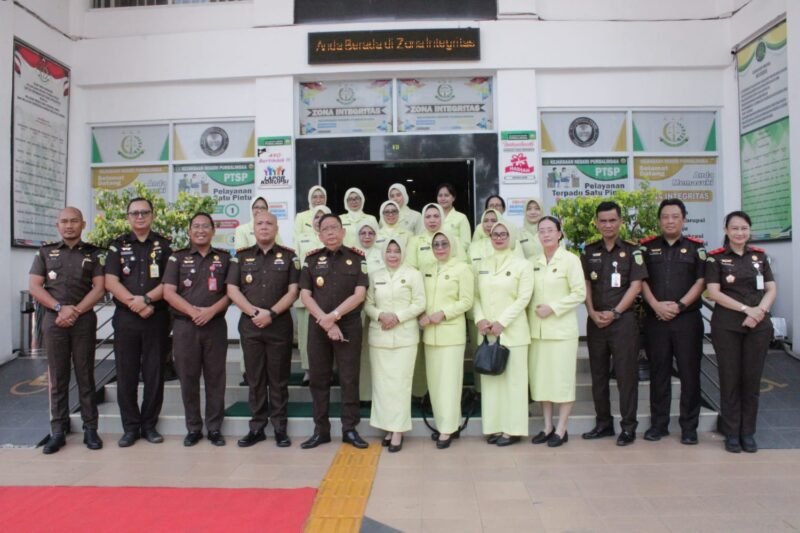 Foto: Kepala Kejaksaan Tinggi (Kajati) Jawa Tengah Teguh Subroto, S.H., M.H., bersama jajaran berfoto bersama saat melakukan kunjungan kerja ke Kejaksaan Negeri (Kejari) Purbalingga, 