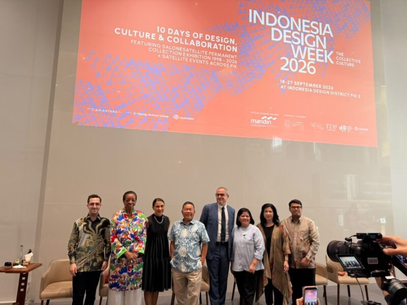 Foto: Sejumlah narasumber dan tokoh industri kreatif berfoto bersama dalam pembukaan Indonesia Design Week (IDW) 2026 di Indonesia Design District (IDD) PIK2, Tangerang, Banten, Jumat (18/9/2026).