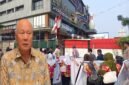 Foto: Sejumlah karyawan tampak membawa perlengkapan saat berada di area Club de Arjuna, Jakarta Barat, di tengah sengketa lahan yang berdampak pada aktivitas usaha. Persoalan tersebut disebut membuat ratusan karyawan harus dirumahkan selama sekitar tiga bulan.