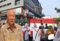Foto: Sejumlah karyawan tampak membawa perlengkapan saat berada di area Club de Arjuna, Jakarta Barat, di tengah sengketa lahan yang berdampak pada aktivitas usaha. Persoalan tersebut disebut membuat ratusan karyawan harus dirumahkan selama sekitar tiga bulan.